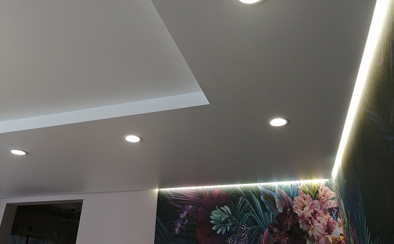 Матовый двухуровневый натяжной потолок с подсветкой