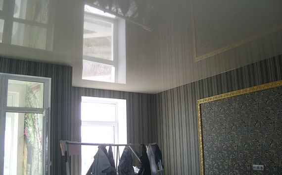 Глянцевый потолок в гостиную - белое полотно 16,2 кв.м