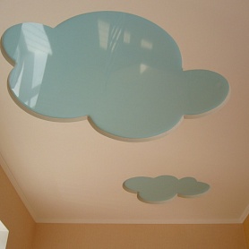 Потолок с резными вставками облаков