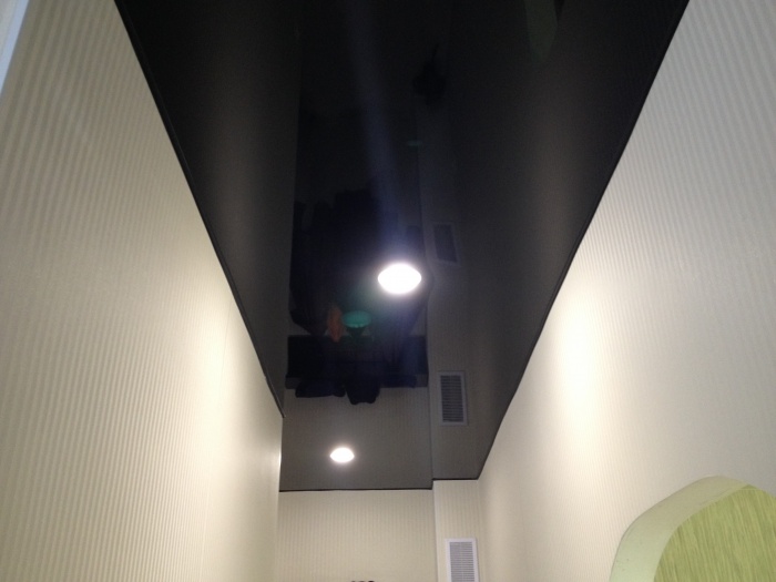 Глянцевый потолок в коридоре 7 кв.м
