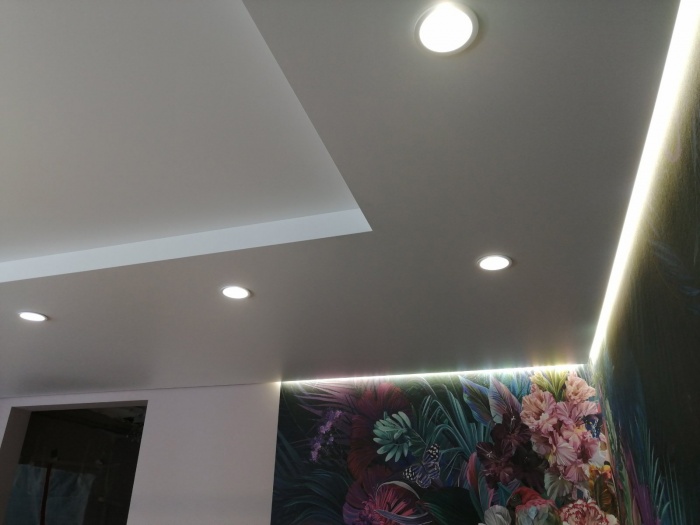 Матовый двухуровневый натяжной потолок с подсветкой