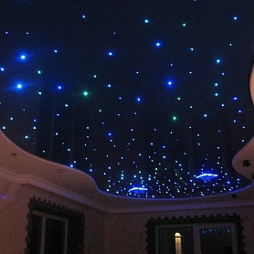 Двухуровневый потолок с вставкой звездного неба глянцевый