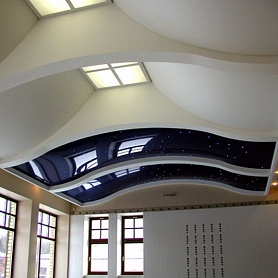 Эксклюзивный натяжной потолок с цветными вставками