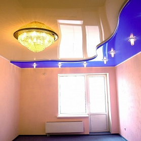 Цветной резной двухуровневый натяжной потолок