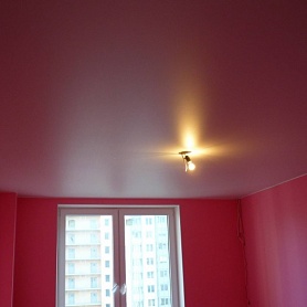 Розовый матовый потолок