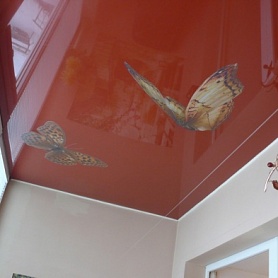 Потолок с фотопечатью бабочек на красном фоне