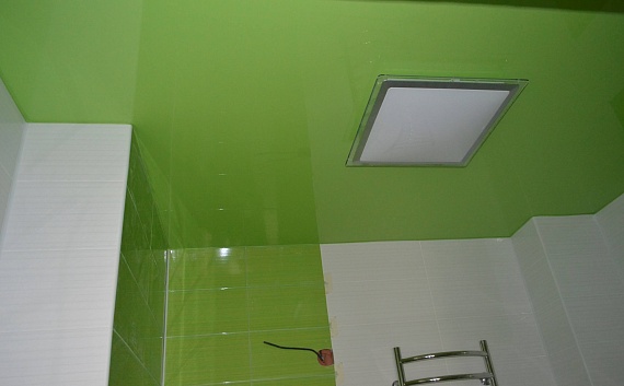Глянцевый цветной потолок в ванную, 4 кв.м.