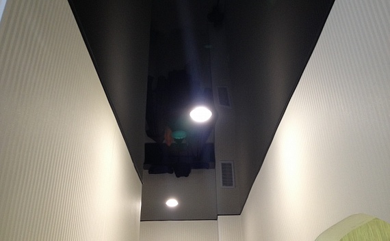 Глянцевый потолок в коридоре 7 кв.м