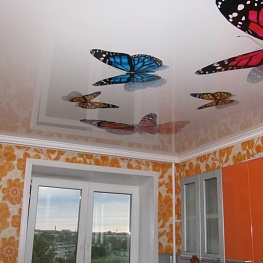 Натяжной потолок с фотопечатью бабочек 