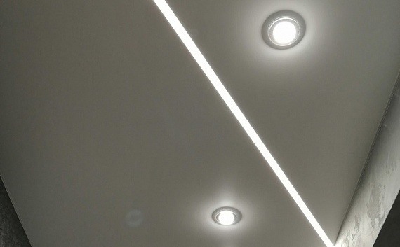 Световые линии на потолке 5 кв.м.