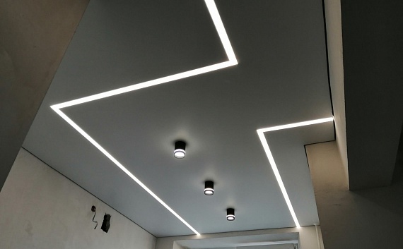 Световые линии на потолке 11 кв.м.