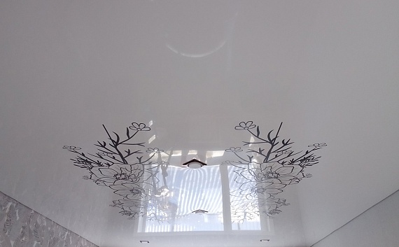 Глянцевый белый потолок с фотопечатью в гостиную