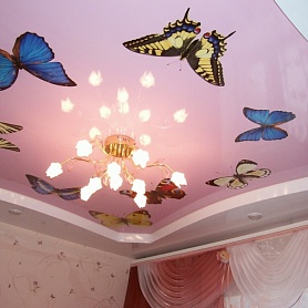 Двухуровневый потолок с вставками из фотопечати с бабочками