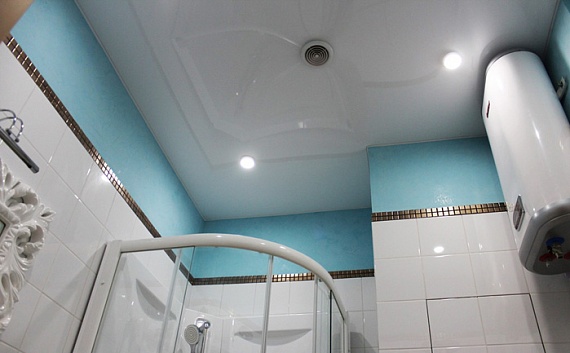 Глянцевый потолок в ванную, 4,5 кв.м