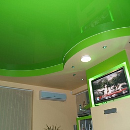 Двухуровневый натяжной потолок с зеленой вставкой