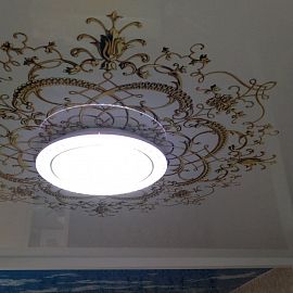 Глянцевый потолок с фотопечатью узоров на кухню