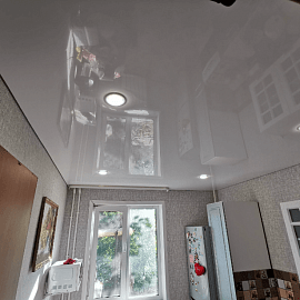 Глянцевый натяжной потолок на кухню